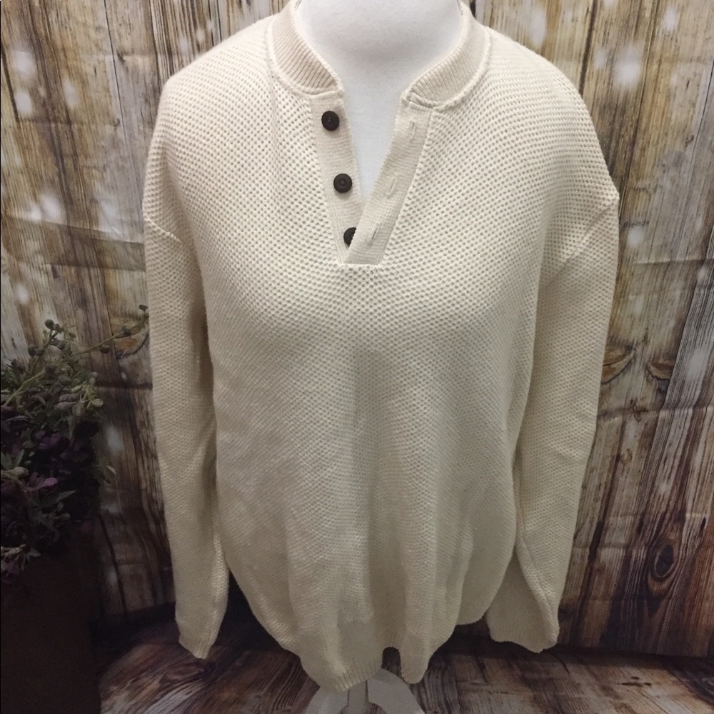 Oscar de la Renta 3 button pullover sweater